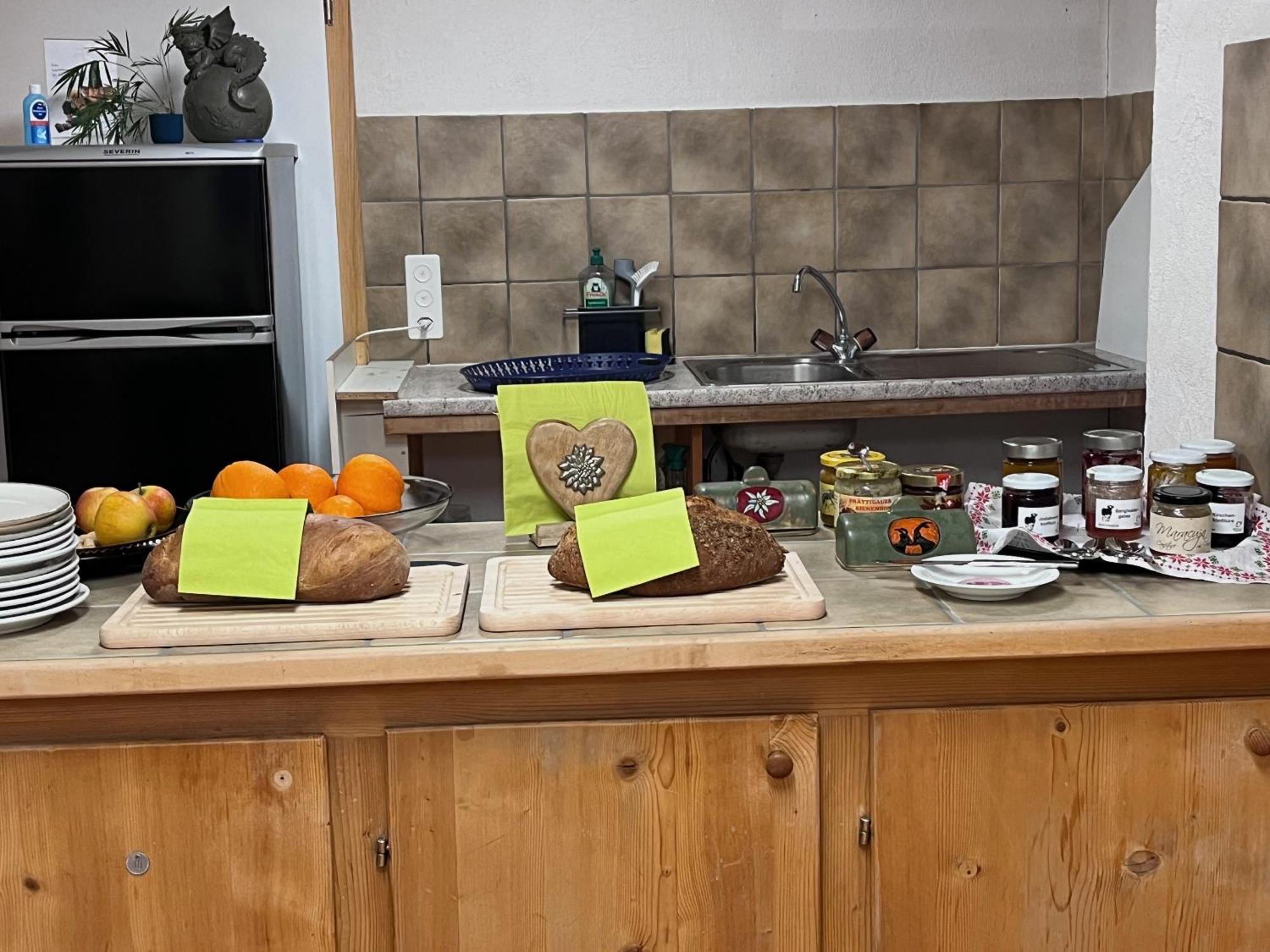 Chrona Bed & Breakfast Jenaz Екстериор снимка